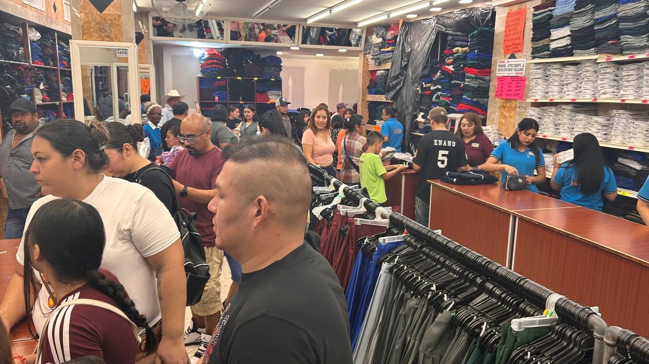 Adelantan padres de familia compra de uniformes escolares