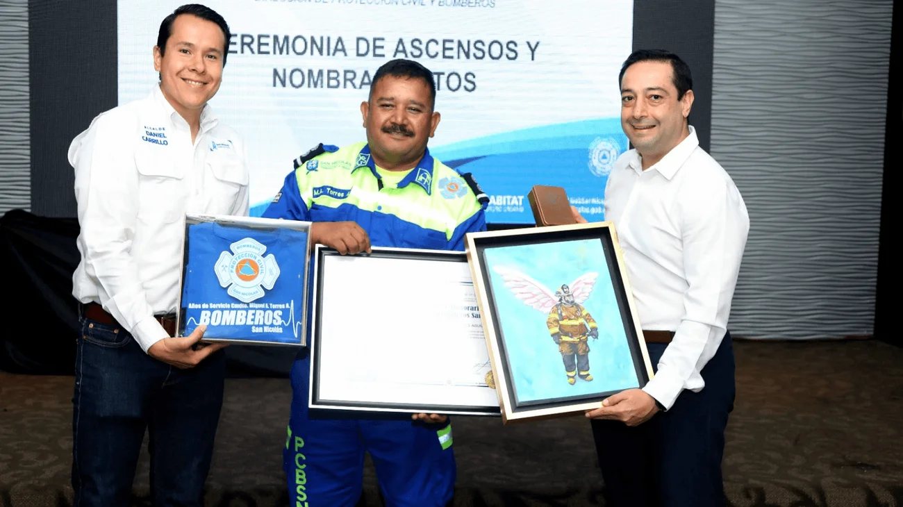 Otorgan ascensos a elementos de PC y bomberos de San Nicolás