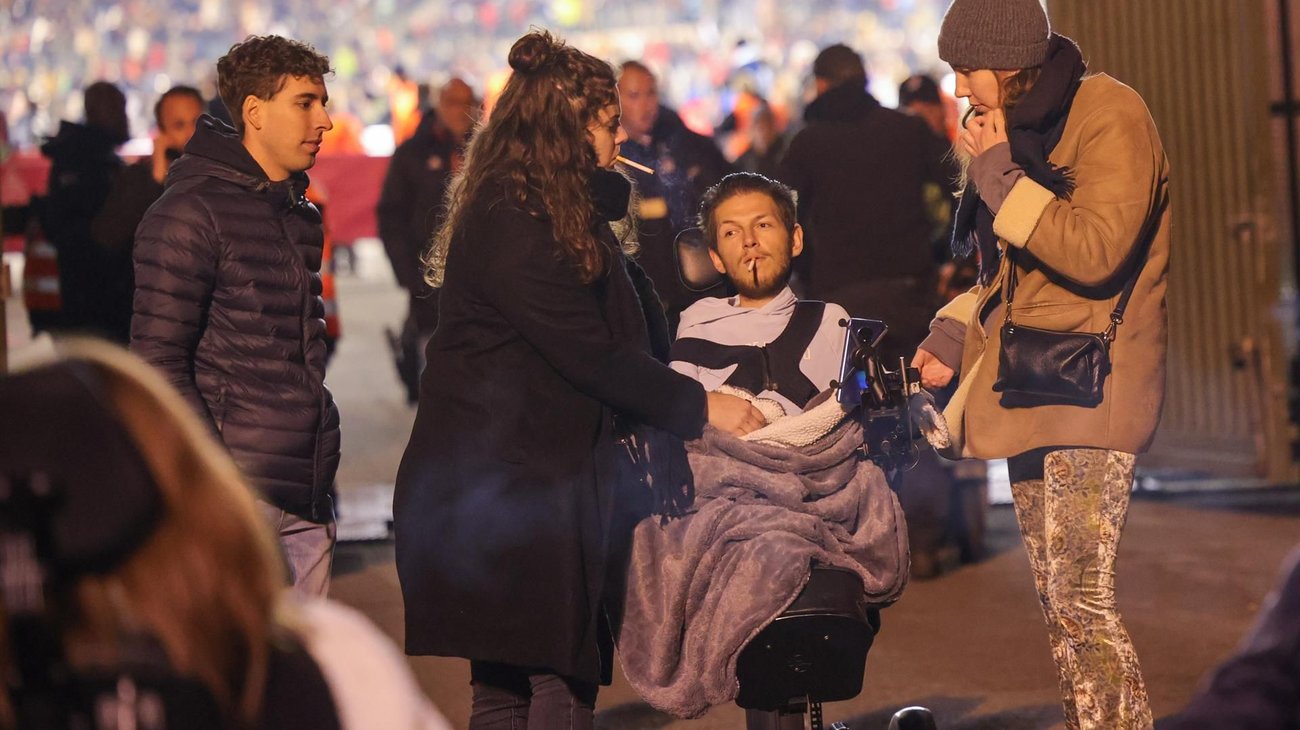 Evacúan estadio tras suspenderse partido por terrorismo