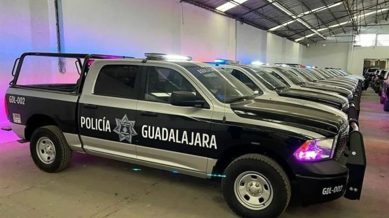 Sujetos encapuchados asaltan base policial en Guadalajara