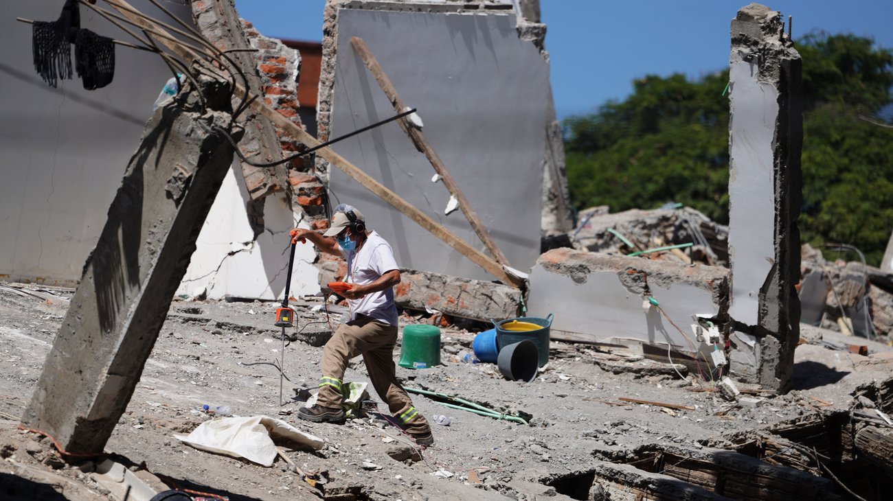 Incrementan a 240 muertos por sismo de magnitud 7.4 en Colombia