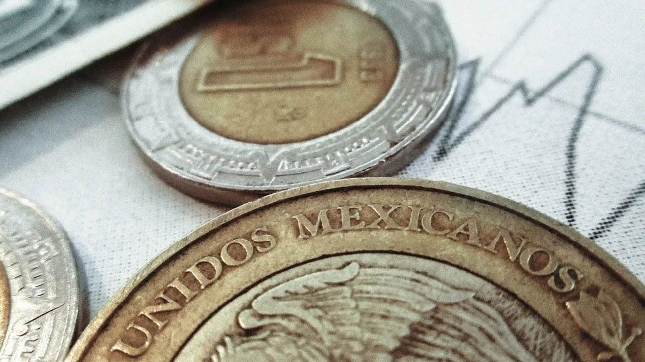Peso mexicano toca su mejor nivel frente al dólar desde 2015
