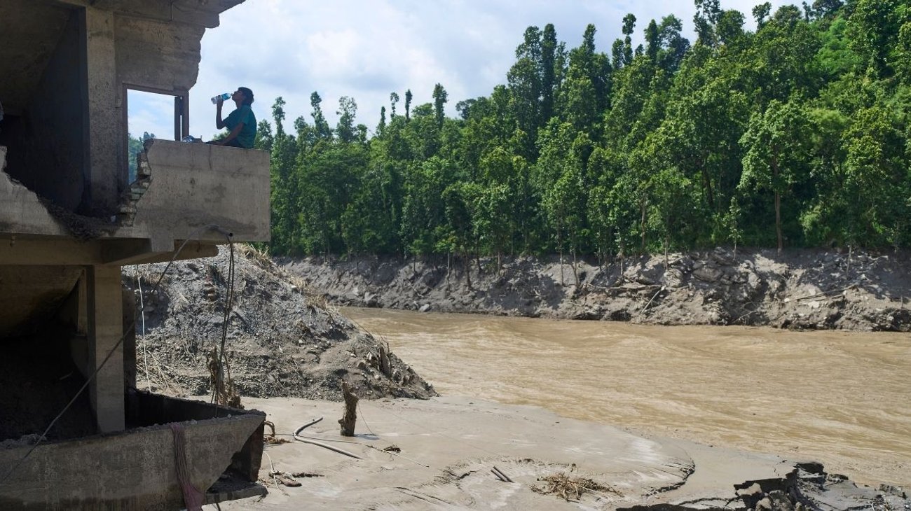Suman más de 800 muertos por inundaciones en Nepal y Tíbet