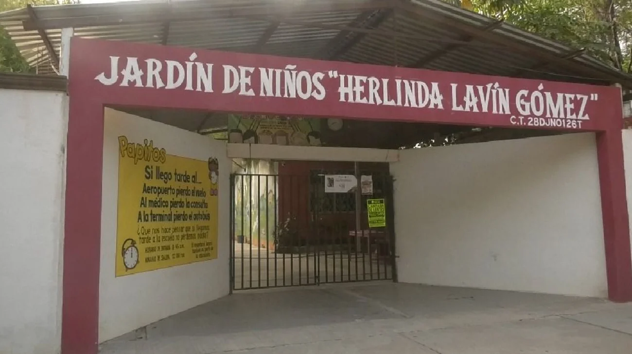 Maestras de 8 jardines de niños suspenden clases tras posada