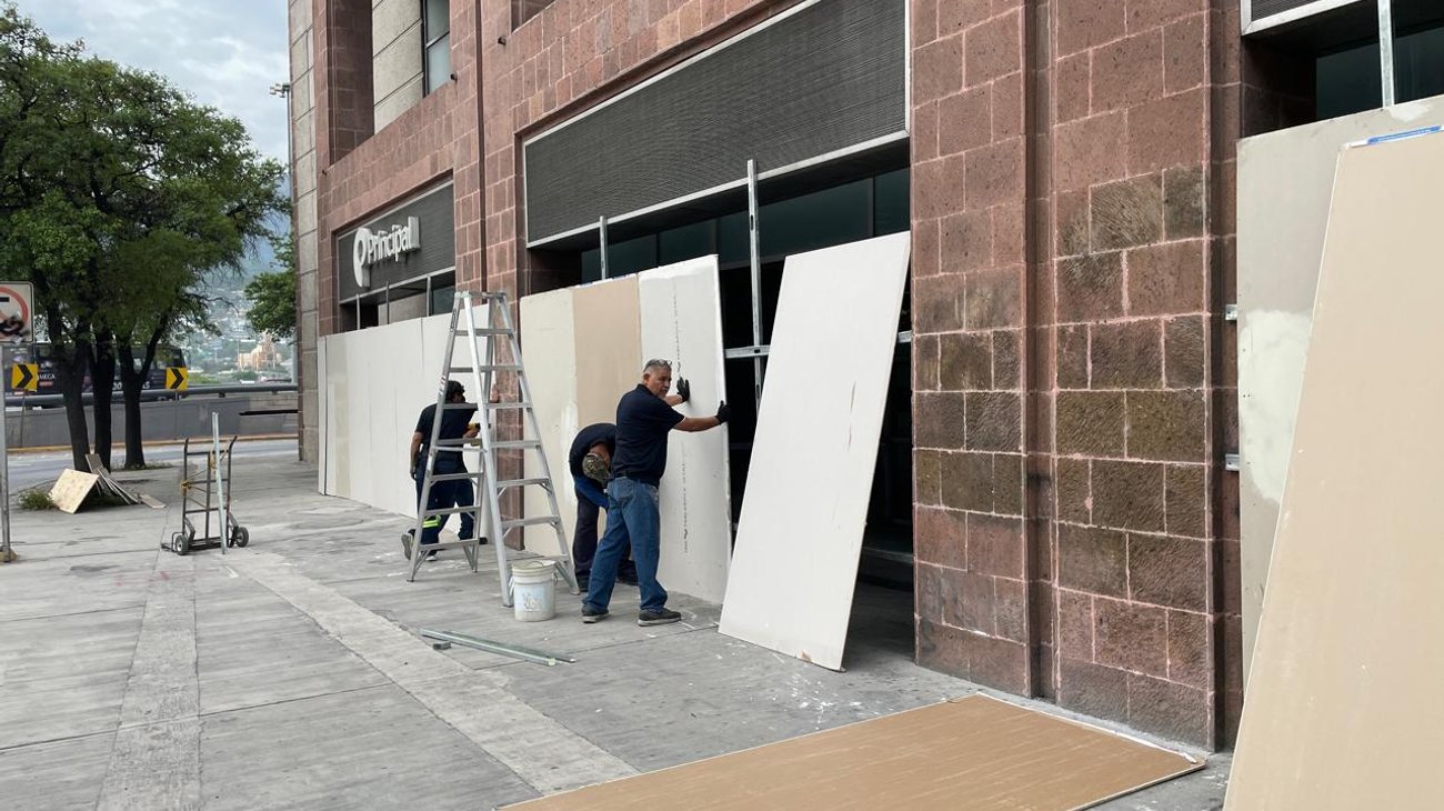 Protegen con barricadas y tablas fachadas de edificios