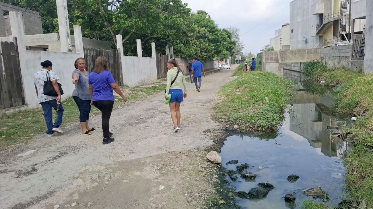 Tapan calle para exigir solución a escurrimiento de aguas negras 