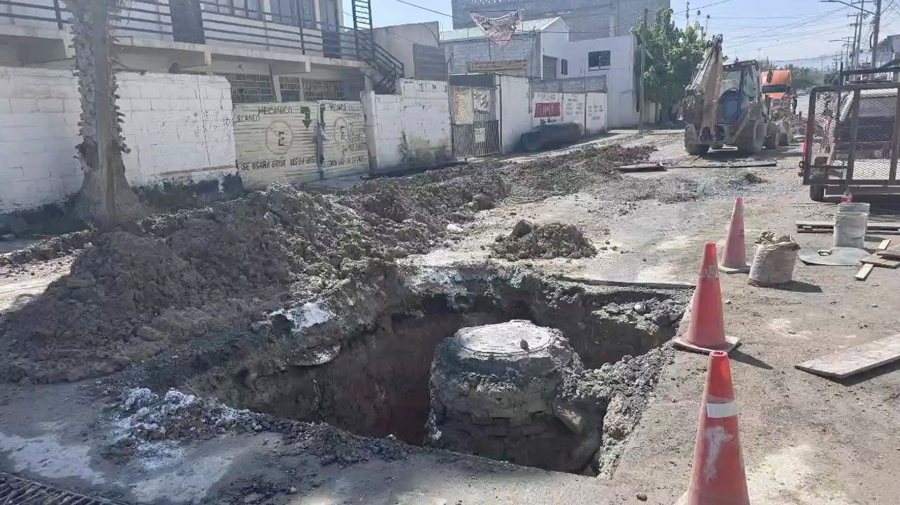 Retiran tapón de basura en colector oriente en Ramos Arizpe