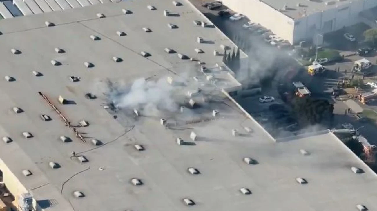 Un muerto al estrellarse avioneta contra un almacén en California