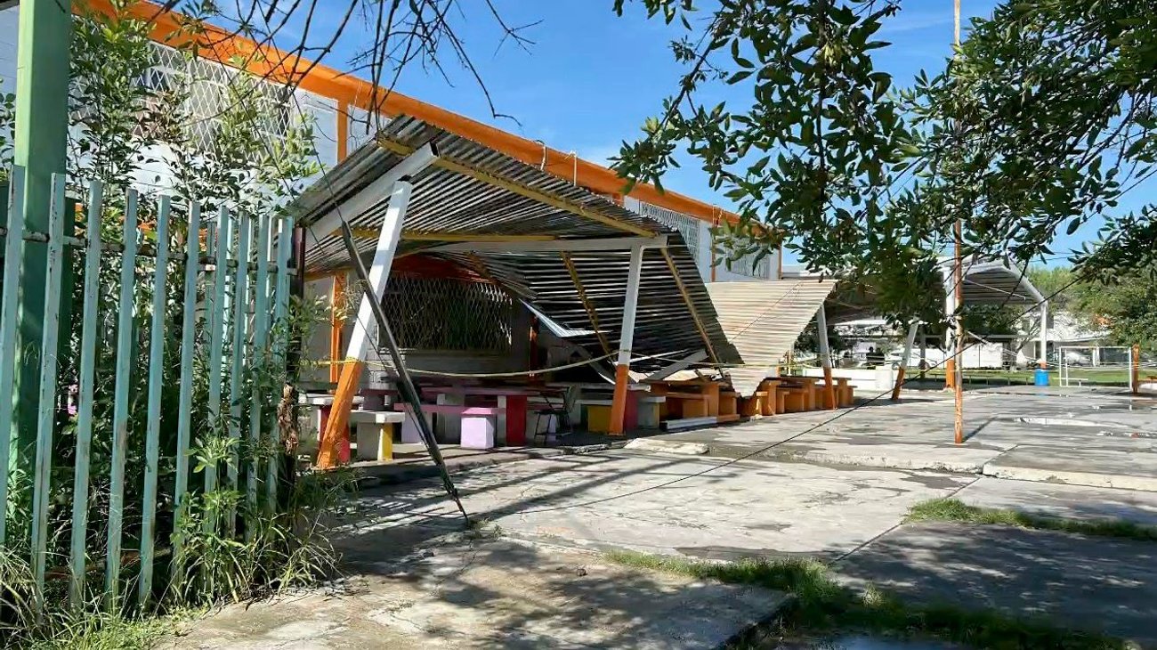 Colapsa techo de lámina en primaria de Juárez tras lluvias