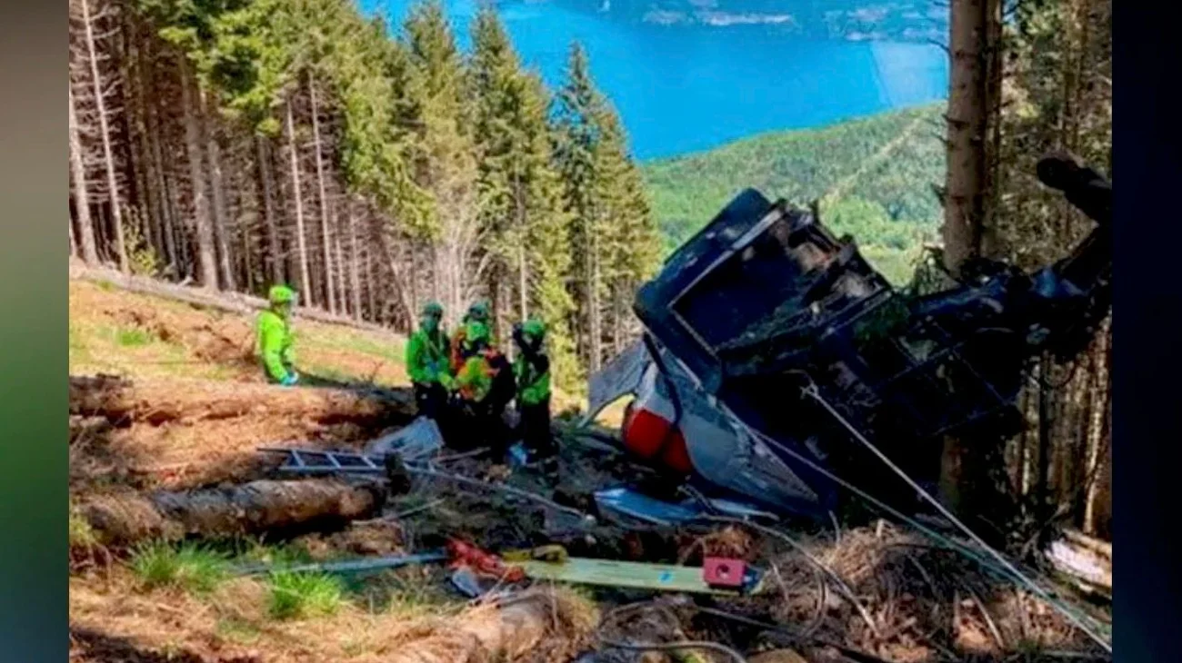 Mueren tres personas al romperse cable de teleférico en Nápoles