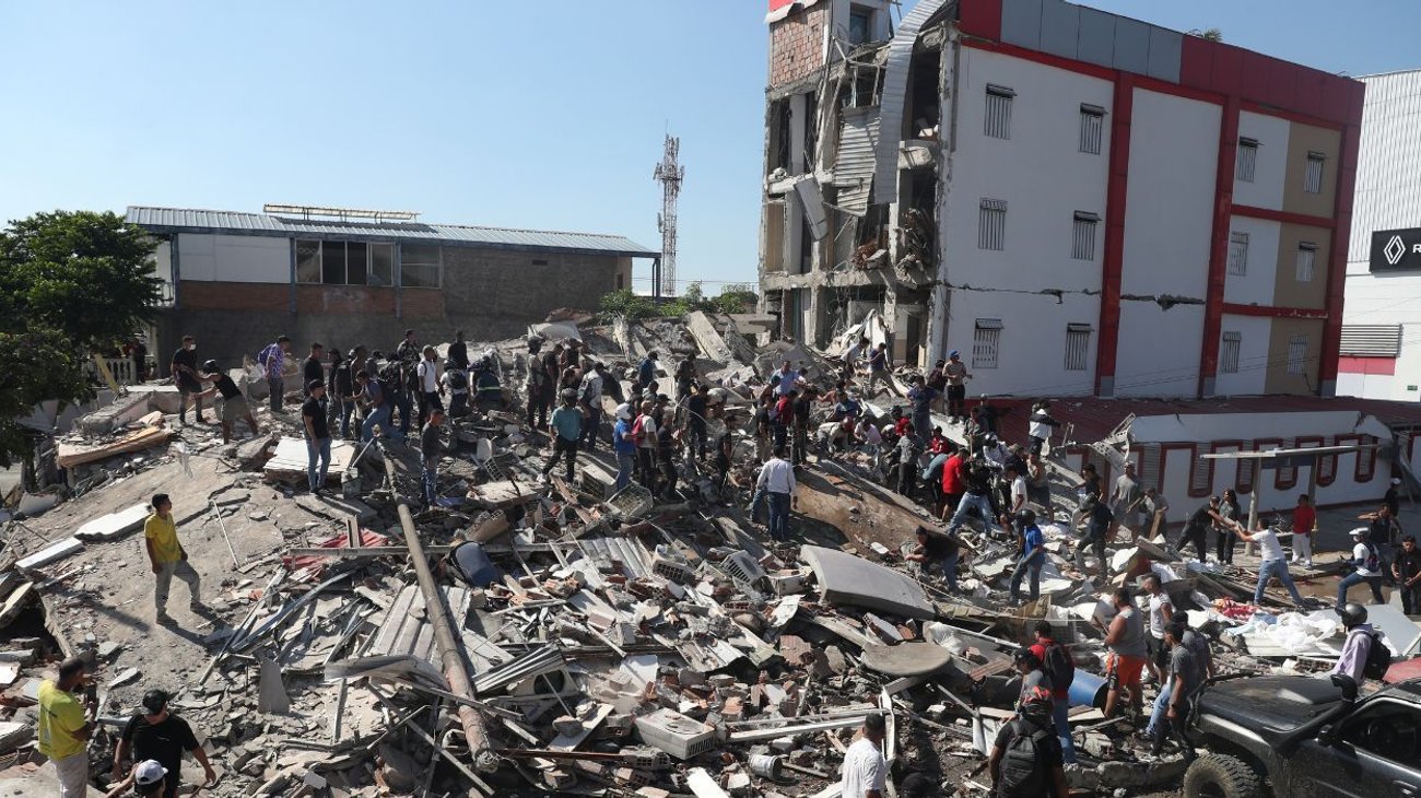 Suman 111 muertos por sismo de magnitud 7.4 en Colombia