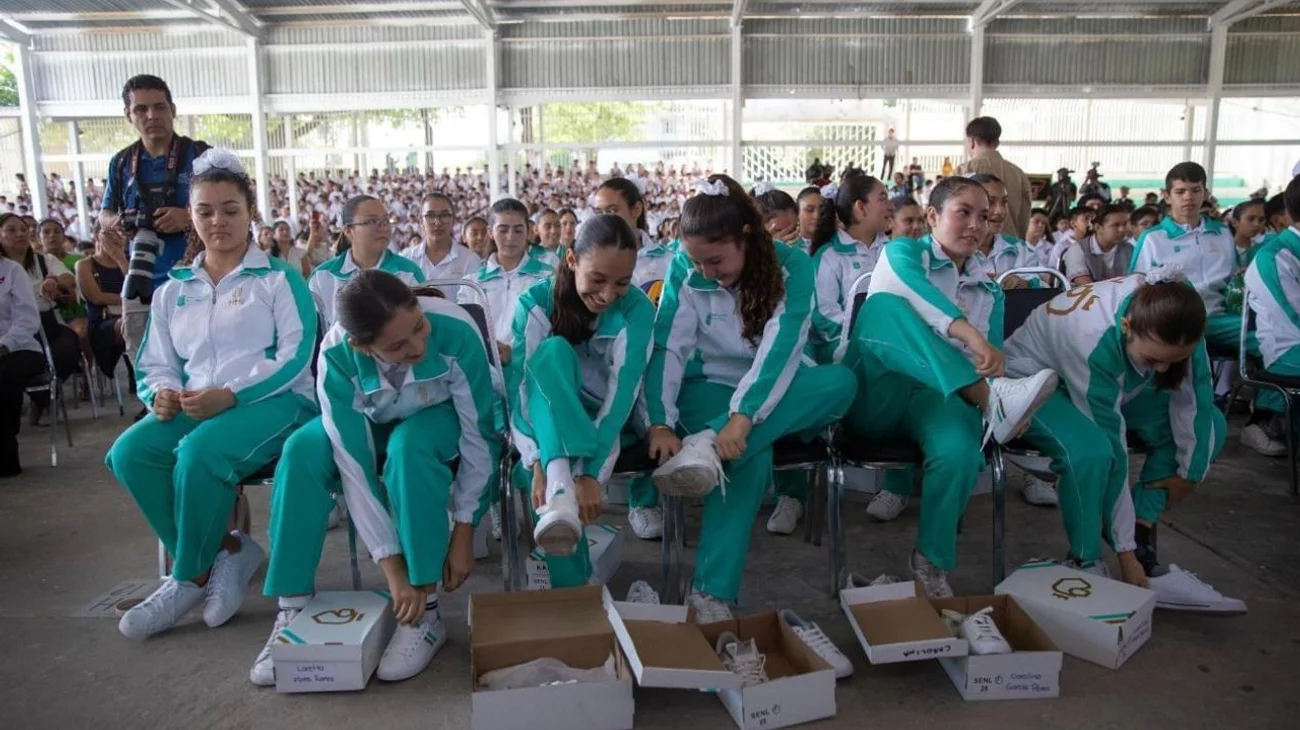 Aclara Educación, los tenis que darán no serán naranjas