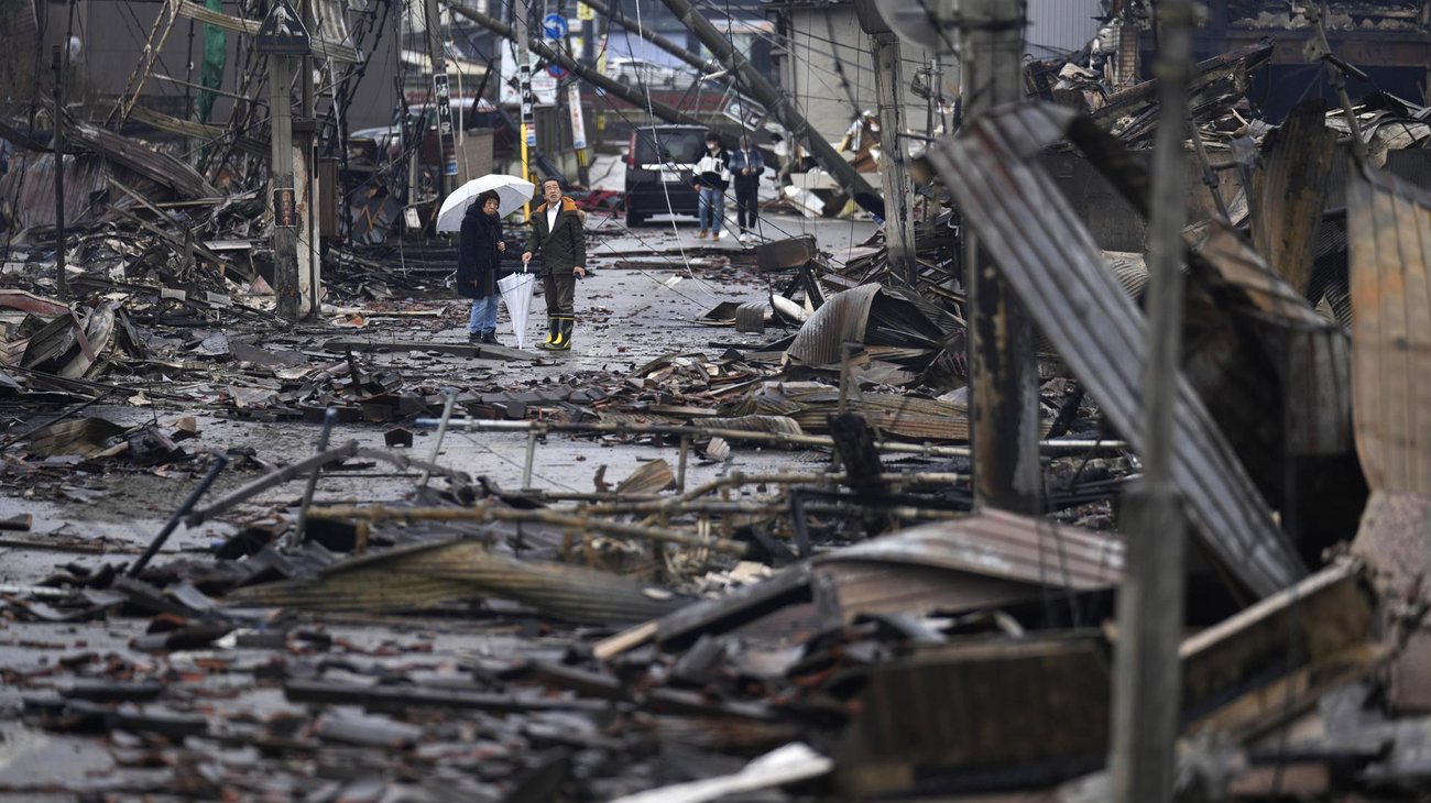 Suman 82 muertos y 79 desaparecidos tras terremoto en Japón