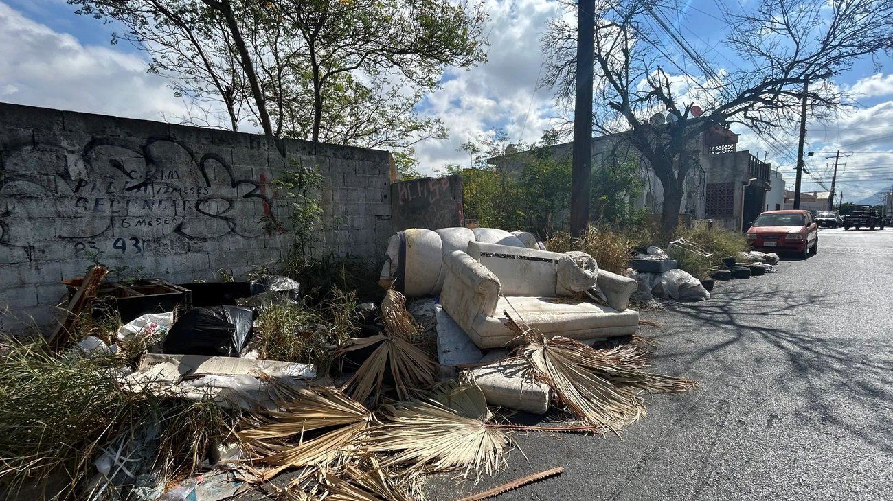 Reportan terreno abandonado y con basura en la colonia Zapata