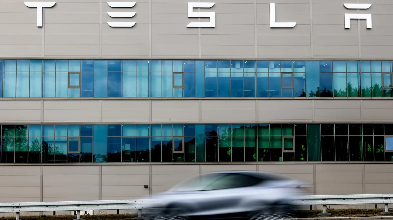 Acciones de Tesla bajan más de un 4 % tras caídas en las ventas