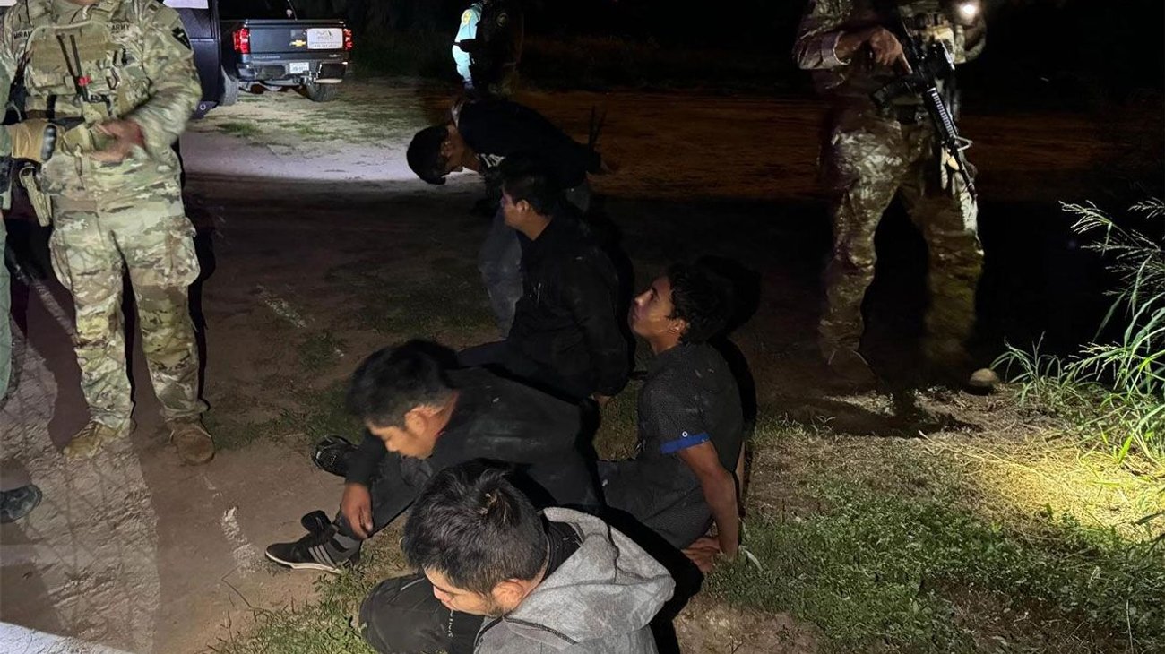 Gobernador de Texas presume que expulsó a 60 mil migrantes