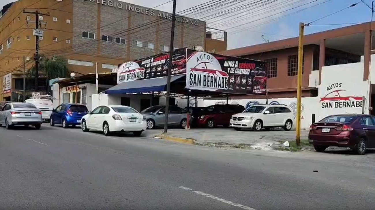 Sustraen cinco vehículos de lote de autos en Monterrey