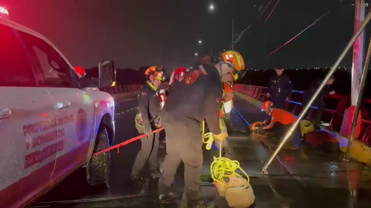 Rescatan a hombre atrapado por la corriente en río Santa Catarina