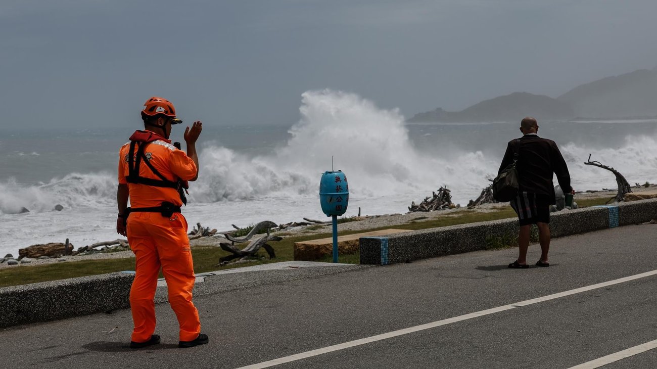 China mantiene la alerta tras tocar tierra el tifón Bavi