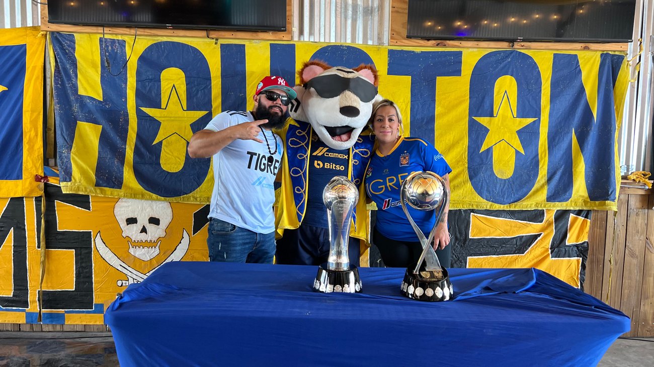 Viven hinchas de Tigres día de fiesta previo al Clásico 