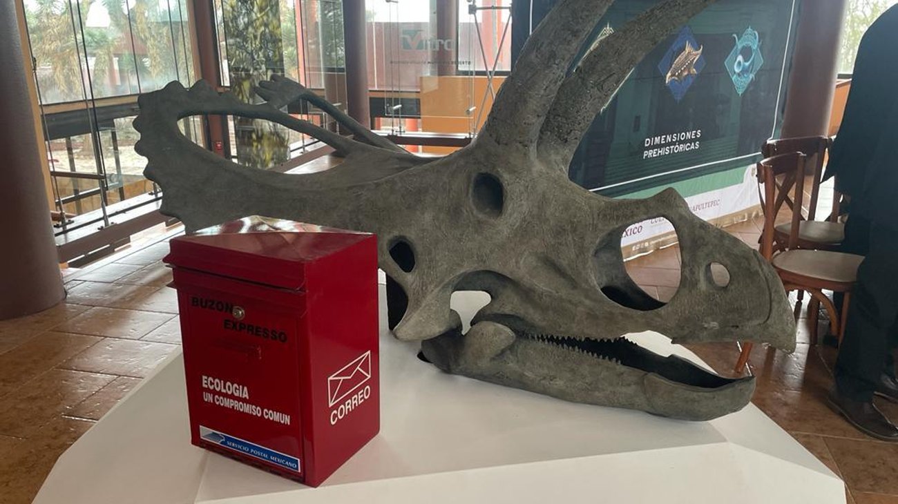 Emiten timbre postal con figura de 3 fósiles de dinosaurios