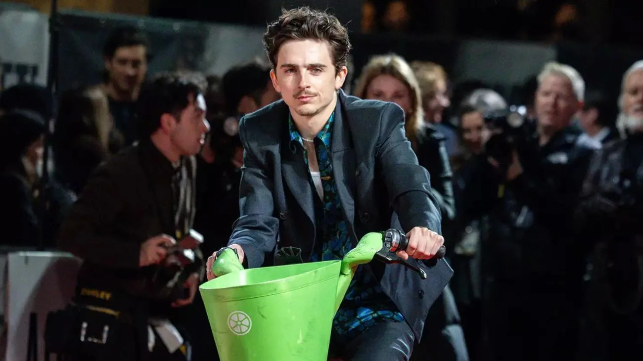 Multan al actor Timothée Chalamet por estacionar bici eléctrica