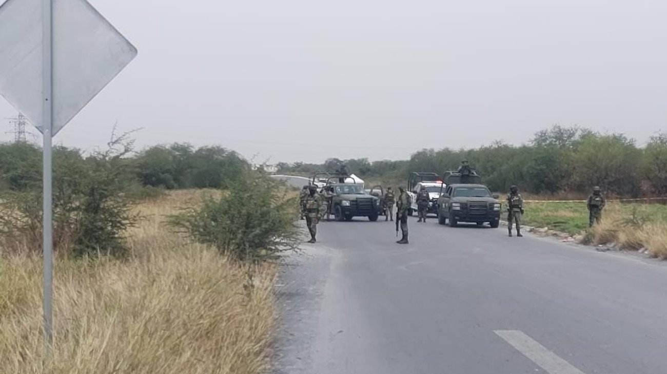Tiran cuerpo de mujer envuelto en un cobertor