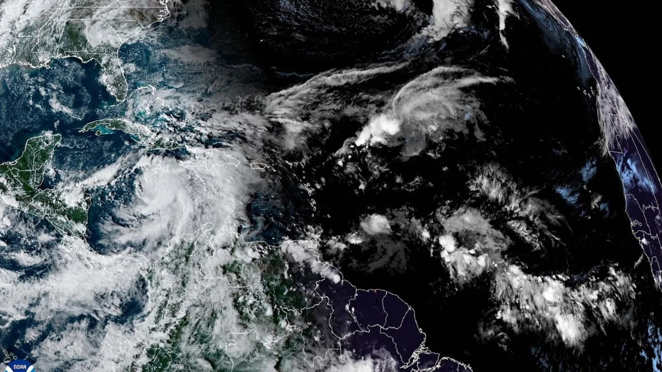 Rafael se intensifica a huracán y amenaza al Caribe