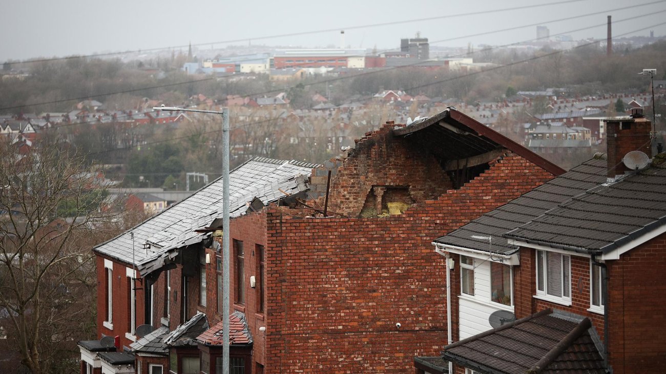 Tornado arranca tejado de varias casas en Inglaterra