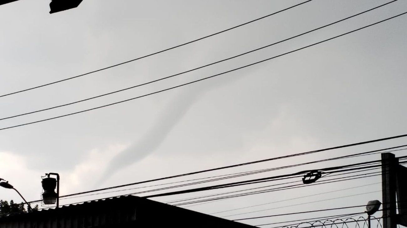 Tornado azota Toluca dejando daños materiales