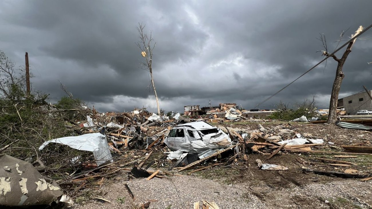 Tornados dejan destrucción en región centro-norte de EUA