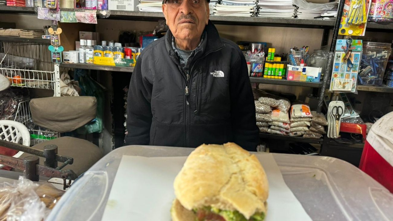 Cumple Don Francisco 55 años vendiendo tortas de aguacate