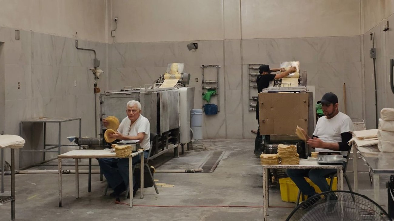 Tortillerías del centro de Monterrey mantienen kilo en $25