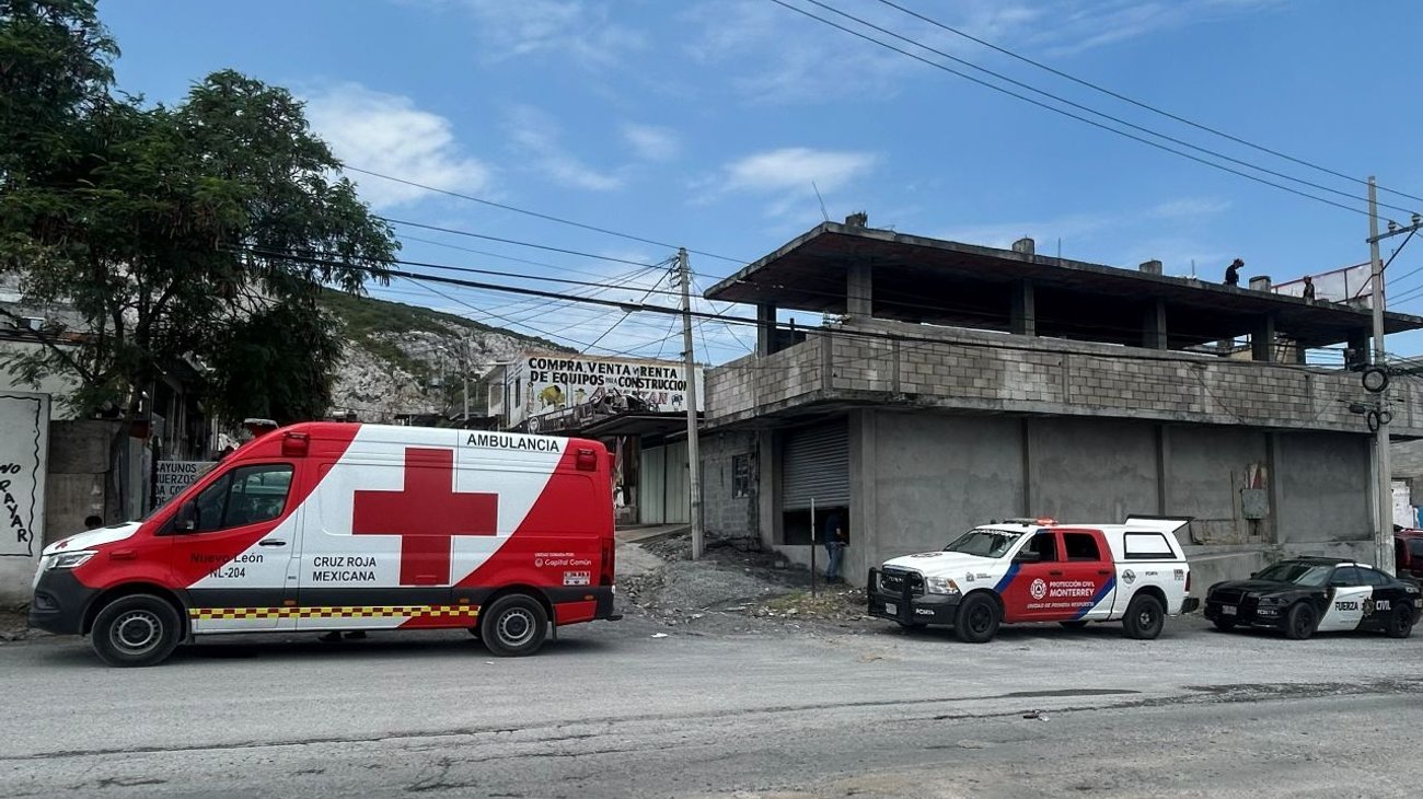 Rescatan a trabajador tras presunta descarga eléctrica en obra