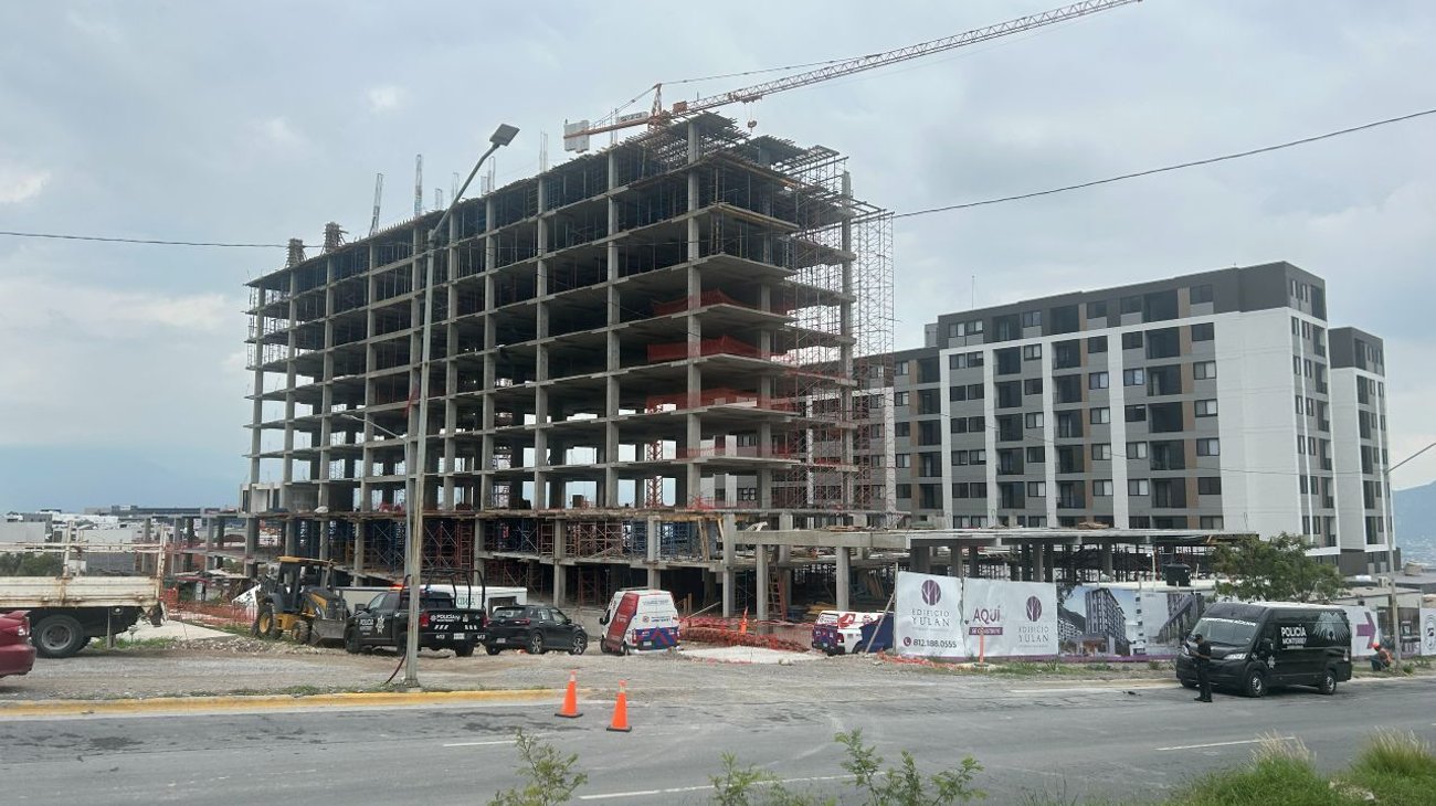 Cae trabajador de su propia altura en obra de Monterrey