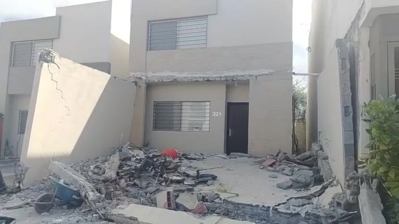 Cae losa en vivienda de Escobedo y lesiona a trabajador