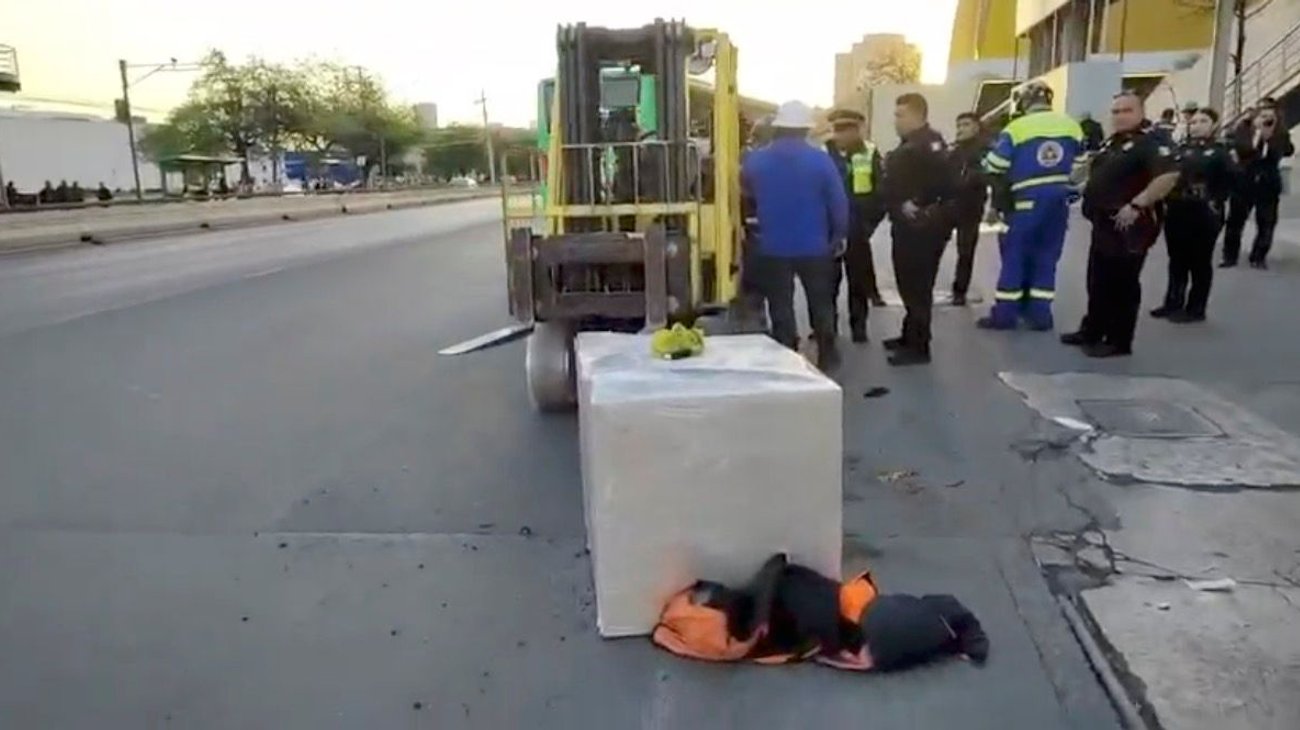 Caen tarimas encima de trabajador al mover caja fuerte