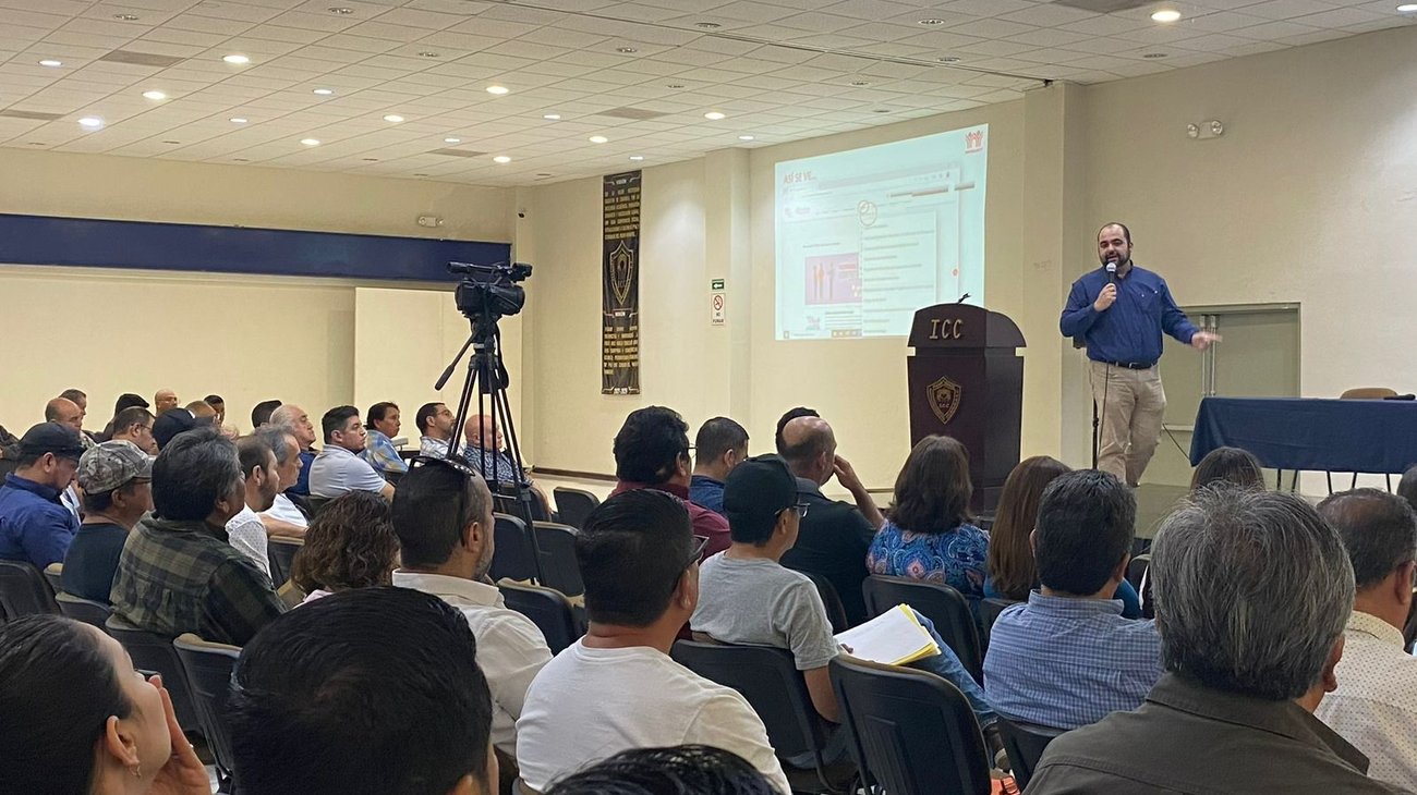 Reciben trabajadores de AHMSA atención del Infonavit