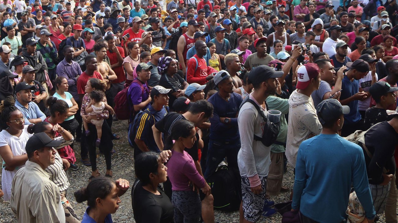 Traficantes de personas organizan caravanas migrantes: AMLO