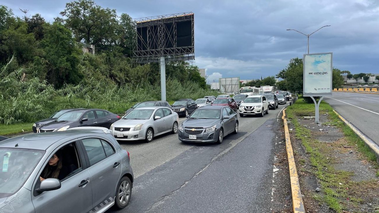 Amanece metrópoli entre embotellamientos por cierres viales