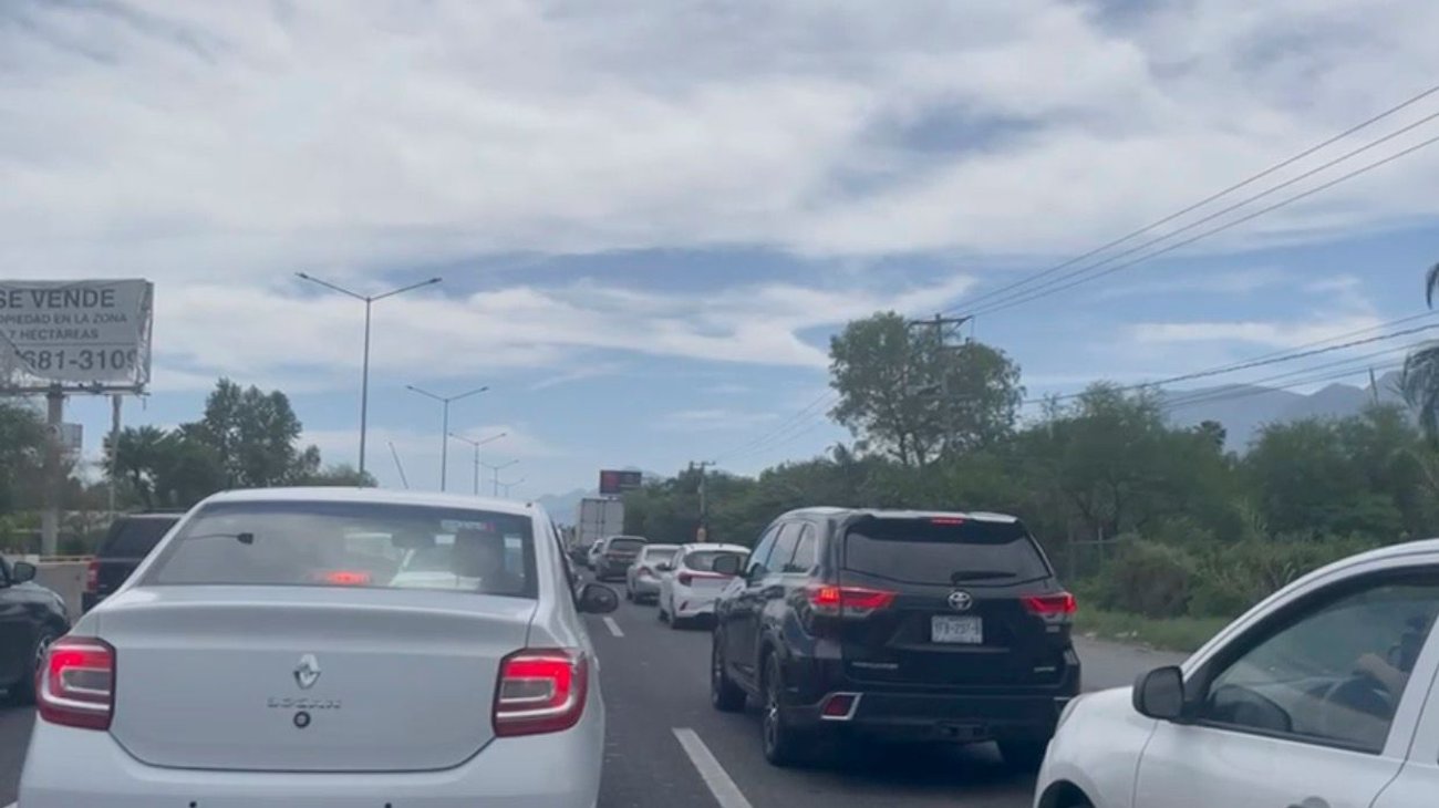 Se topan vacacionistas con tráfico en la Carretera Nacional