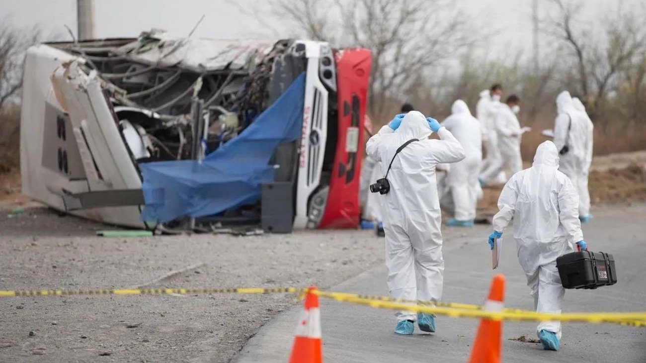 Mueren 15 mexicanos y un venezolano en accidente en Oaxaca