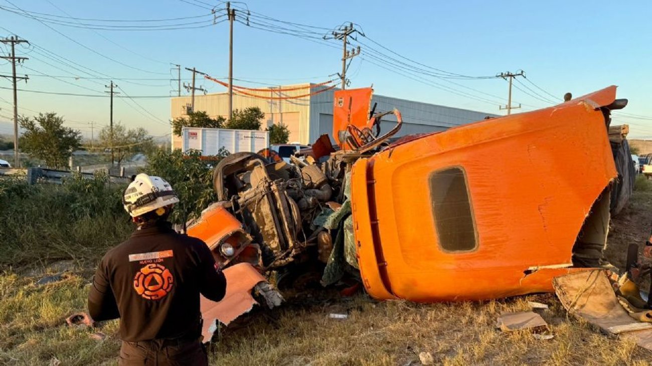 Cae tráiler de puente en carretera Colombia; deja un lesionado