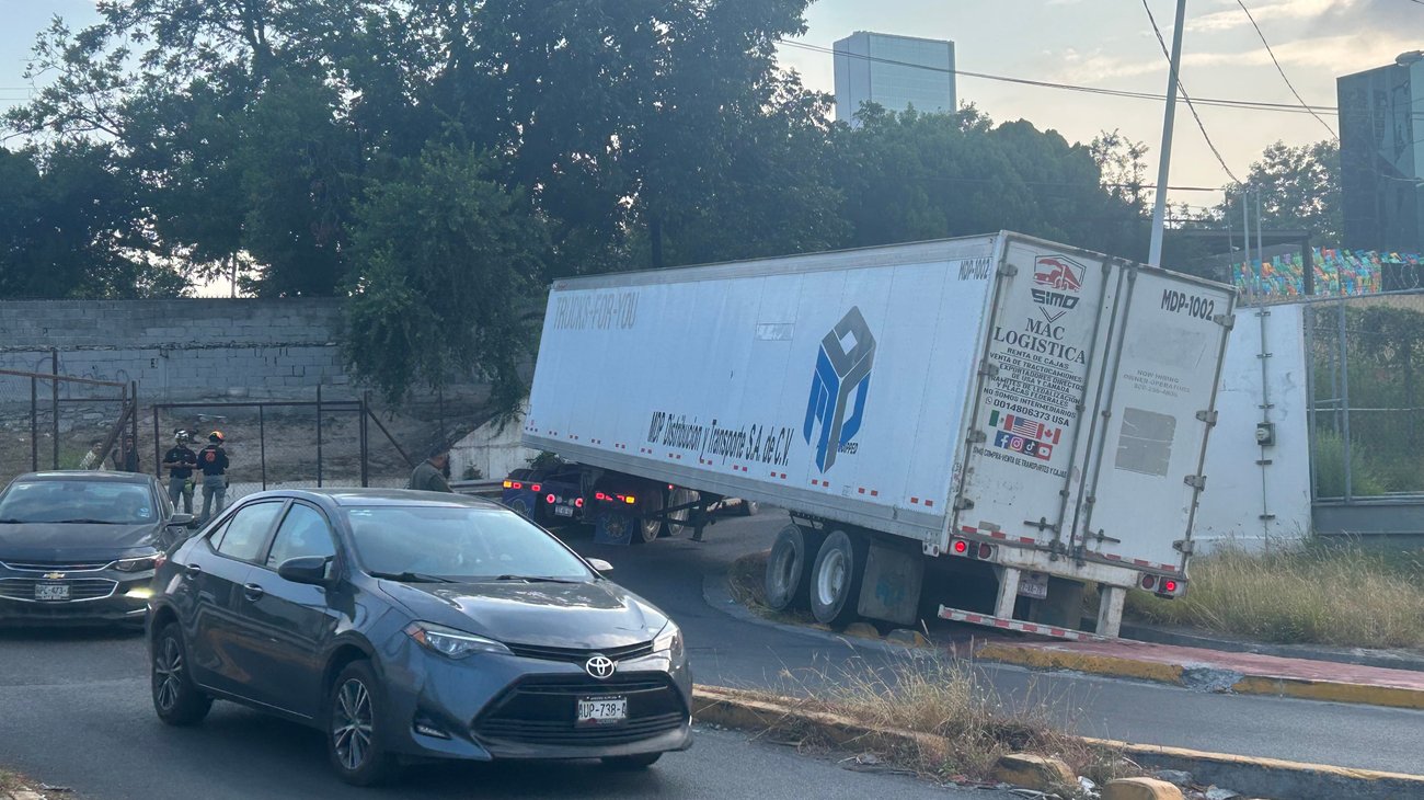Tráiler atorado al intentar incorporarse a salida de San Pedro