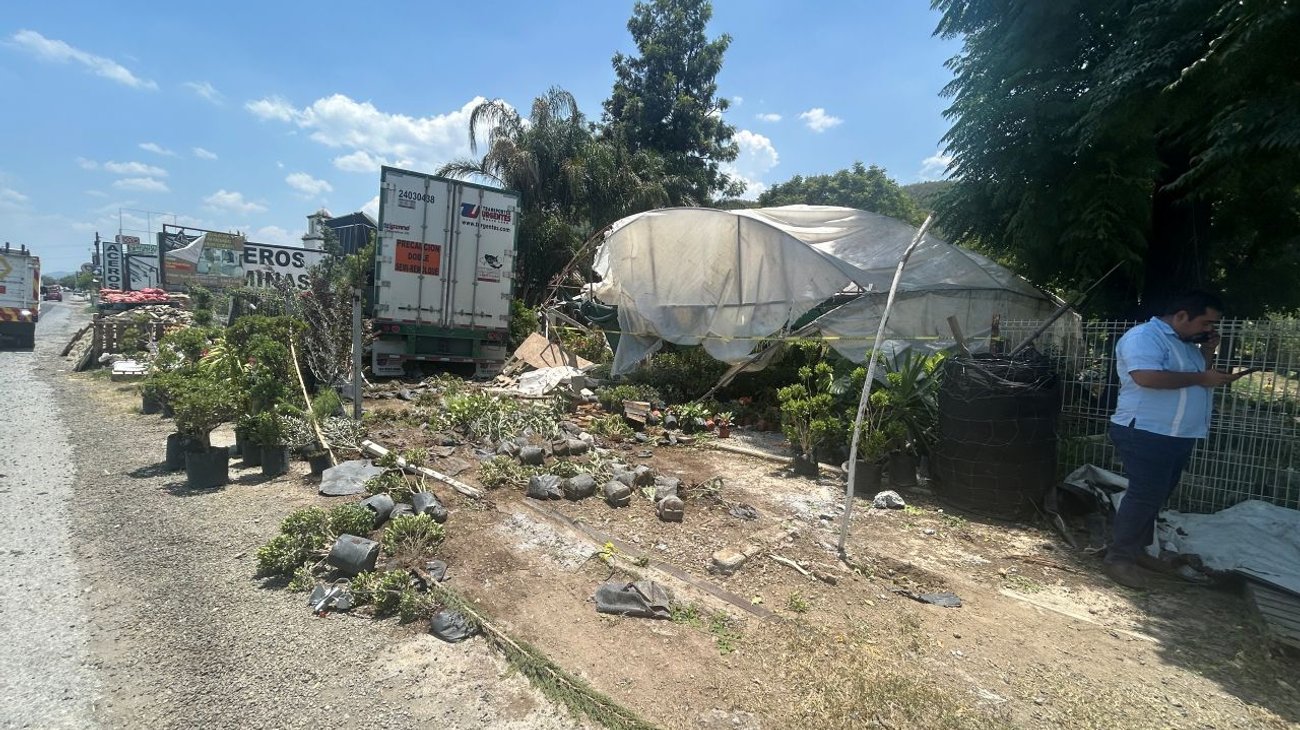 Tráiler se estrella contra vehículos; termina dentro de bodega