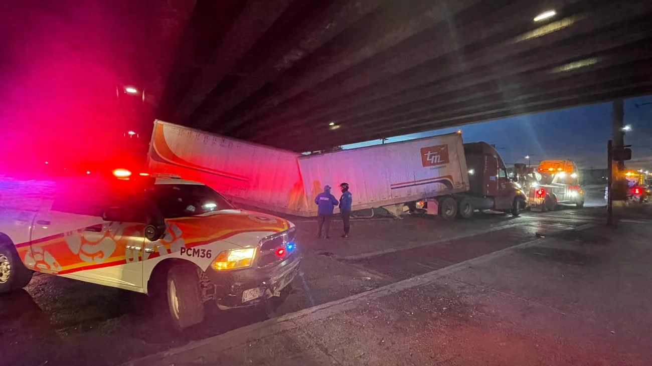 Tráiler parte su caja al tomar una curva en avenida Churubusco