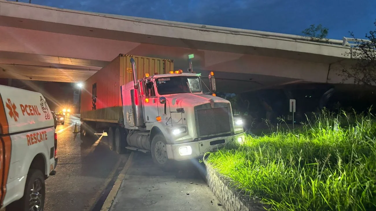 Dormita e impacta con camellón sobre Universidad y Nogalar