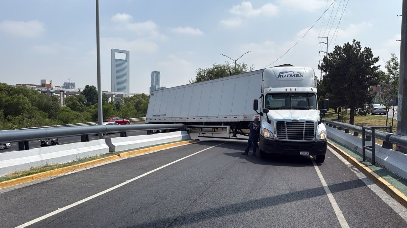 Choca tráiler en curva hacia Félix U Gómez; colapsa vialidad