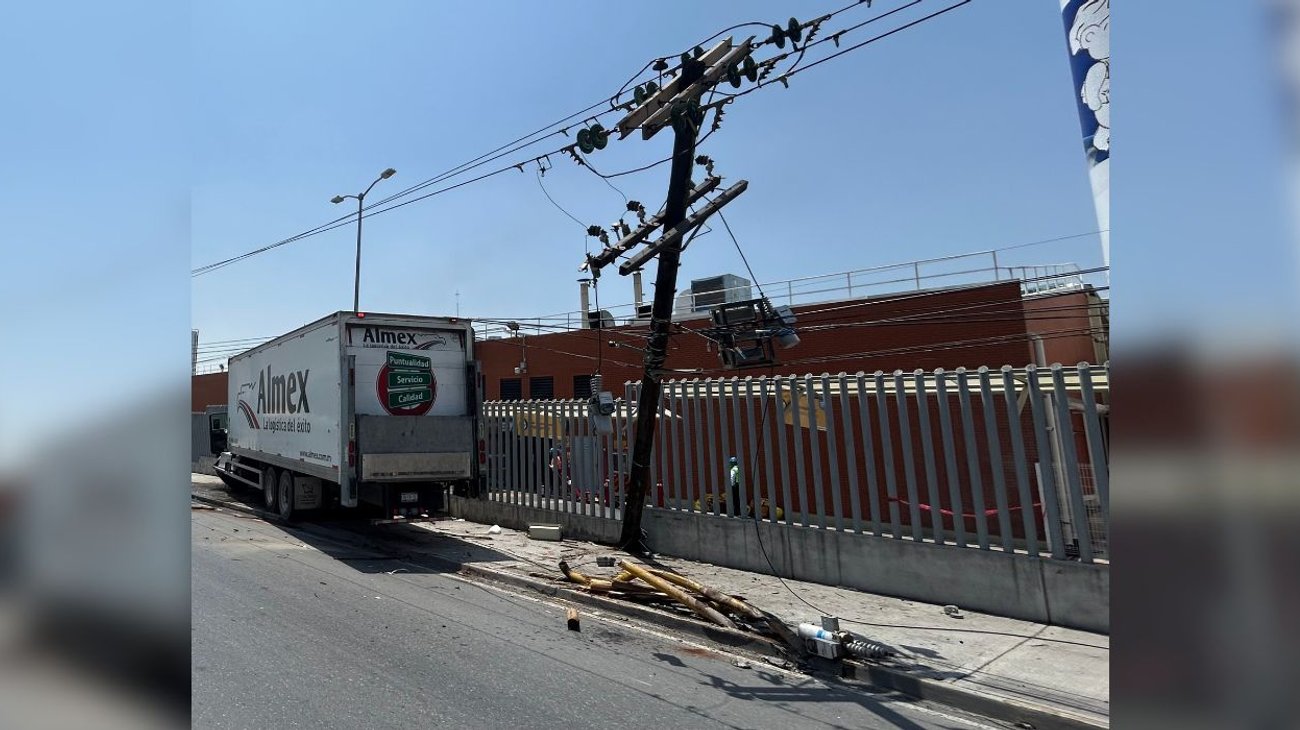 Tráiler derriba un poste y provoca fuga de agua