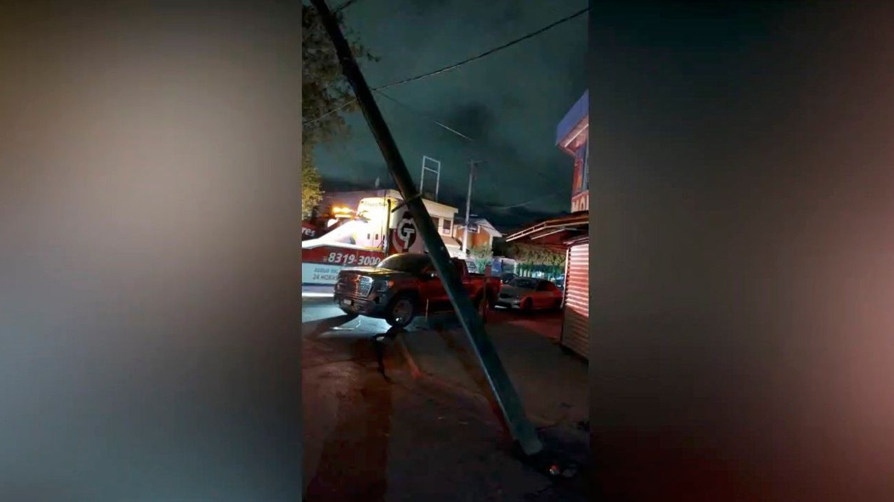 Tráiler tumba postes y deja sin luz a la colonia San Jorge
